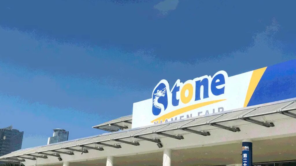 International buyers reviewing stone slabs at Xiamen Stone Fair 2026